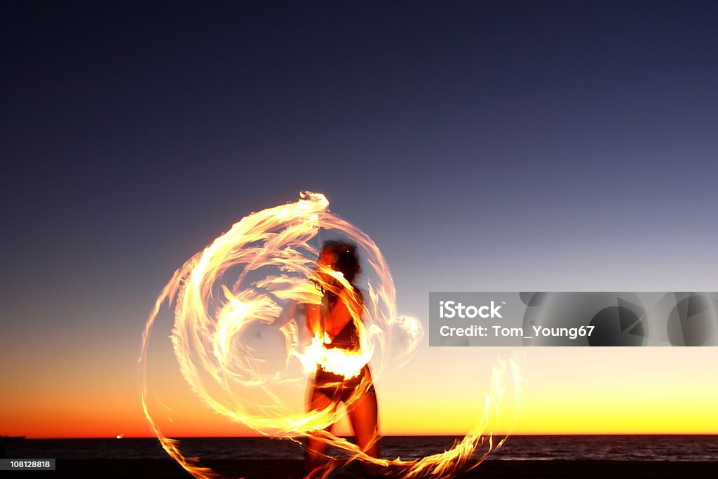 Frau Performing mit Feuer auf den Strand bei Nacht - Lizenzfrei Feuer Stock-Foto
