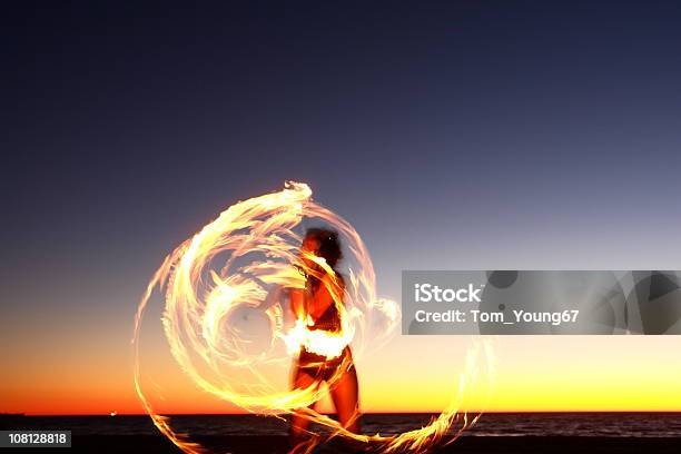 Frau Performing Mit Feuer Auf Den Strand Bei Nacht Stockfoto und mehr Bilder von Feuer - Feuer, Strand, Eine Frau allein