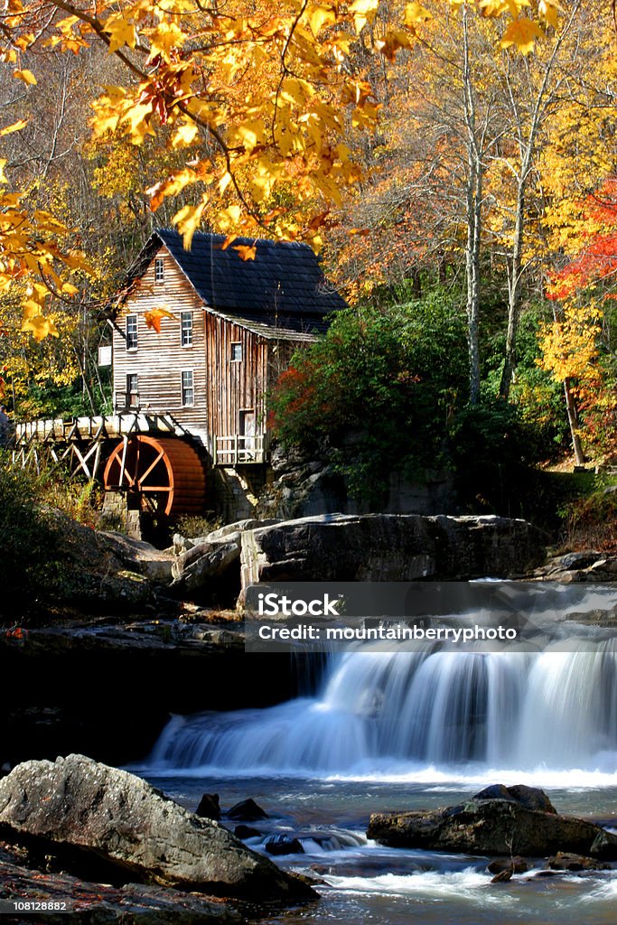 Herbst-Wasserfall und Wassermühle mit House - Lizenzfrei Bach Stock-Foto