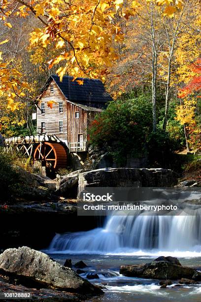 Herbstwasserfall Und Wassermühle Mit House Stockfoto und mehr Bilder von Bach - Bach, Baum, Beschaulichkeit
