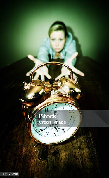 Joven Mujer Alcanzar De Reloj Foto de stock y más banco de imágenes de Reloj biológico - Reloj biológico, Acabar, Acorralado