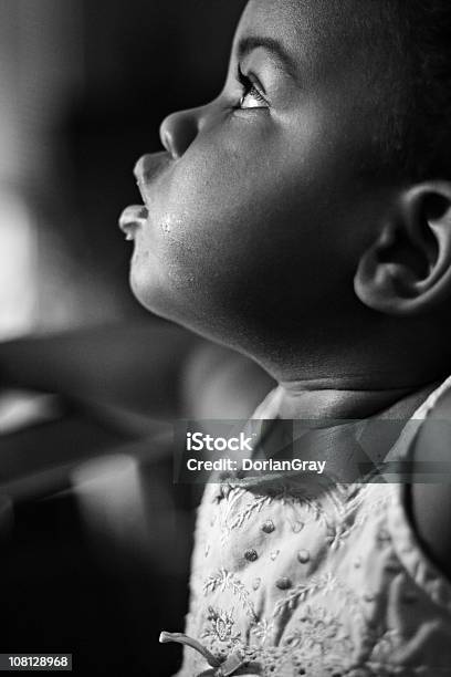 Портрет Ребенок Девочка Глядя Вверх Черный И Белый — стоковые фотографии и другие картинки Младенец