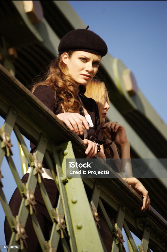 Mujer joven en el puente - Foto de stock de Adulto libre de derechos