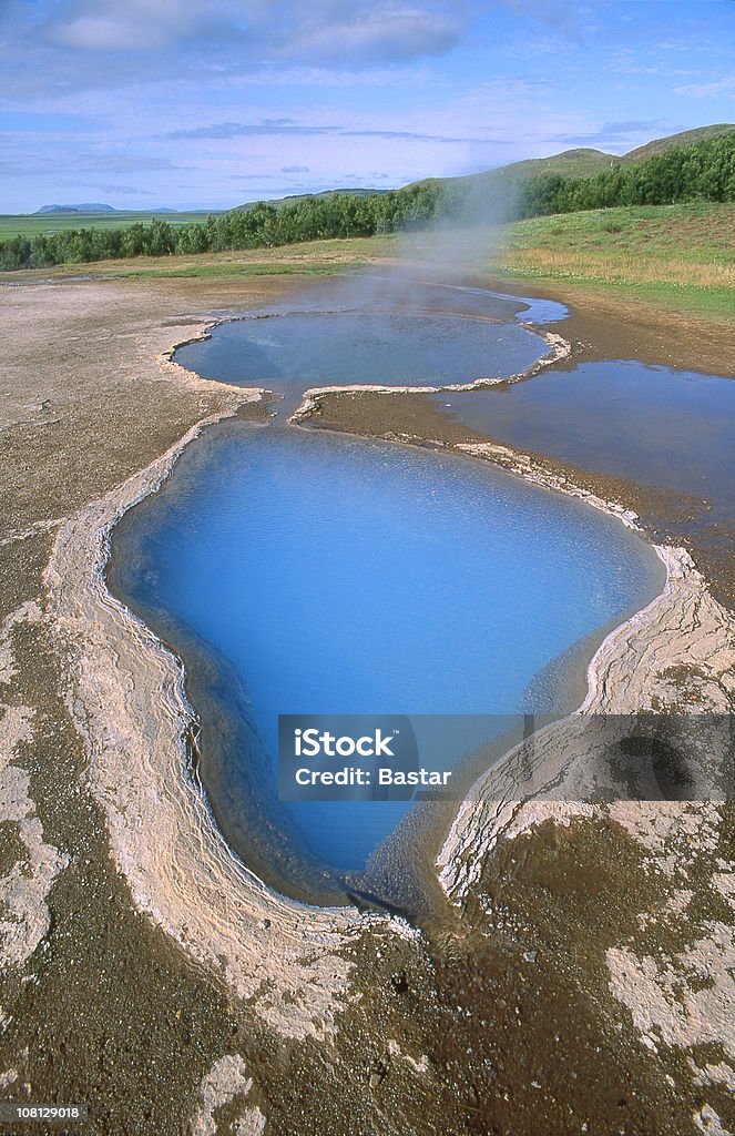 Accanto alla vasca con acqua termale naturale del paesaggio foresta - Foto stock royalty-free di Acqua