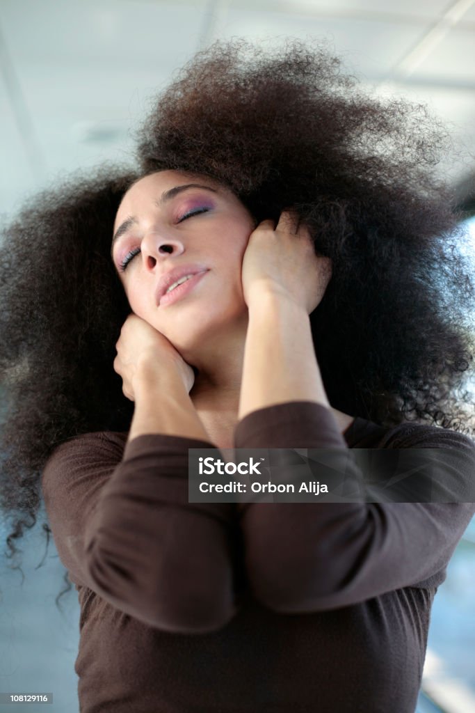 Joven mujer sosteniendo las manos en los oídos y cerrar los ojos - Foto de stock de Música libre de derechos