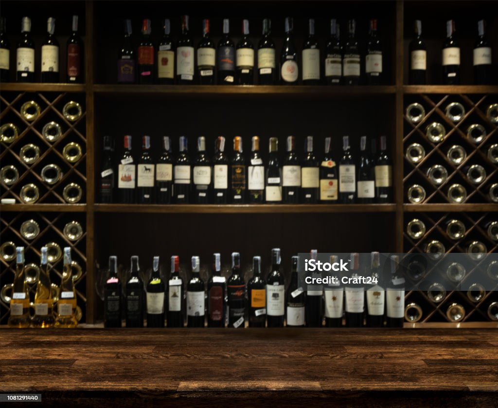 Quầy Bar Bằng Gỗ Trống Rỗng Với Nền Bị Mất Nét Và Chai Rượu Vang ...