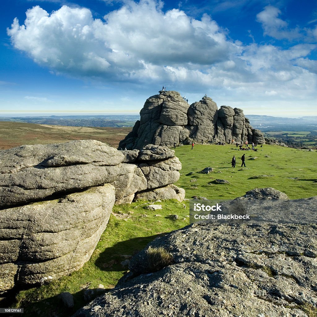 Gente arrampicata Haytor Rocks in Inghilterra - Foto stock royalty-free di Ambientazione esterna