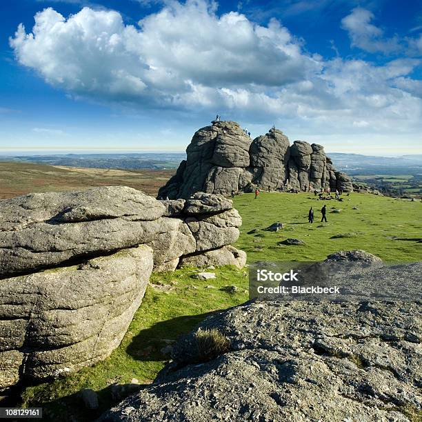 Gente Arrampicata Haytor Rocks In Inghilterra - Fotografie stock e altre immagini di Ambientazione esterna - Ambientazione esterna, Bellezza naturale, Cielo