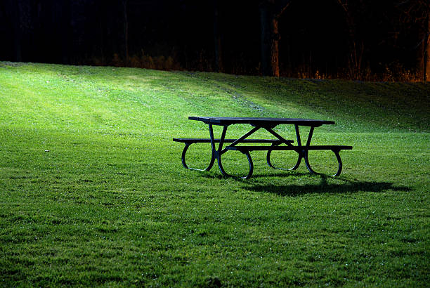 Banco del parque de noche - foto de stock