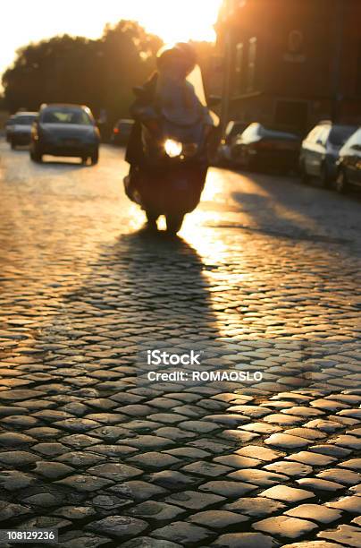 Roman Scooter Silueta Al Atardecer Roma Italia Foto de stock y más banco de imágenes de Ciclomotor de pedales - Ciclomotor de pedales, Cultura Italiana, Italia