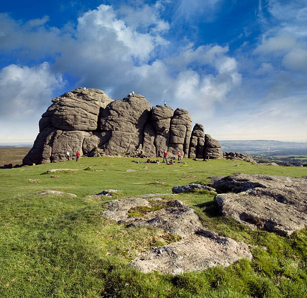 pessoas escalada haytor em inglaterra - dartmoor haytor rocks rock outcrop imagens e fotografias de stock