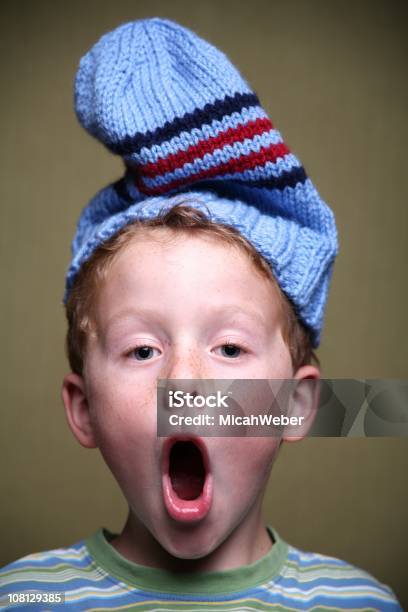 Foto de Surpresa Menino Usando Gorro e mais fotos de stock de Azul - Azul, Boca Aberta, Bonito - pessoa