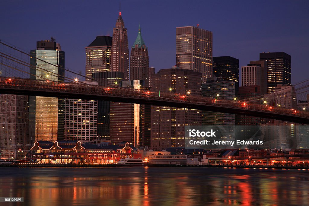 Ponte de Brooklyn contra o horizonte de Manhattan, Nova Iorque, EUA - Royalty-free Anoitecer Foto de stock
