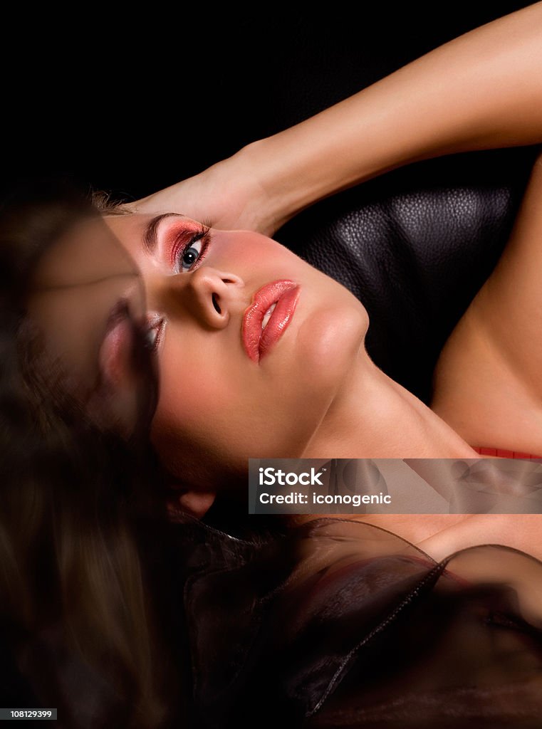 Junge Frau auf dem Bauch liegen Leder-Sofa - Lizenzfrei Attraktive Frau Stock-Foto