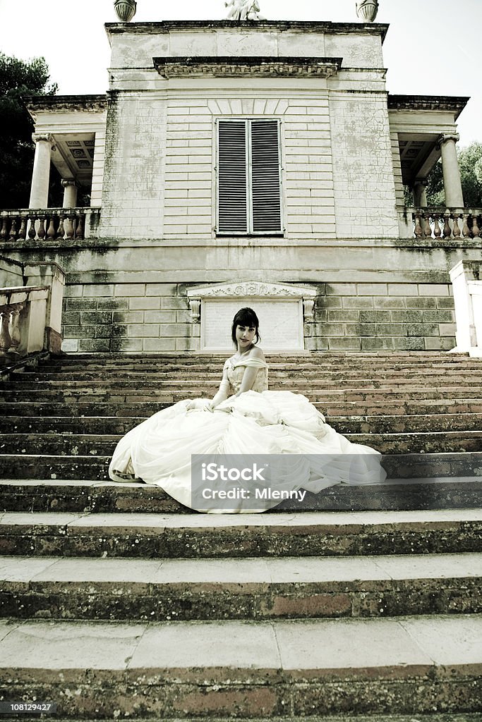 Braut-Frau sitzt auf Treppen - Lizenzfrei Abendkleid Stock-Foto