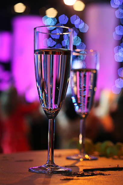 Dwie szklanki szampana z światła w tle – zdjęcie