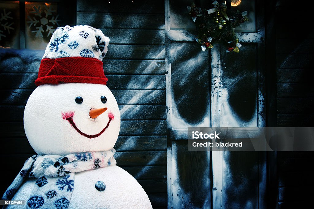 Улыбающаяся Снеговик перед дом и холодным окно - Стоковые фото Снеговик роялти-фри