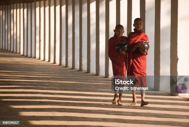 Zwei Mönche Gehen Zu Fuß Auf Einem Tempel Flur Stockfoto und mehr Bilder von Architektonische Säule - Architektonische Säule, Barfuß, Buddhismus