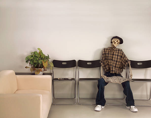 squelette homme assis avec journal, salle d'attente - waiting room doctors office empty nobody photos et images de collection