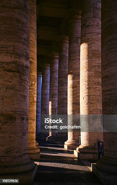 Foto de Colunas De Pedra Em St Peters Square e mais fotos de stock de Alto - Descrição Geral - Alto - Descrição Geral, Coluna arquitetônica, Corredor
