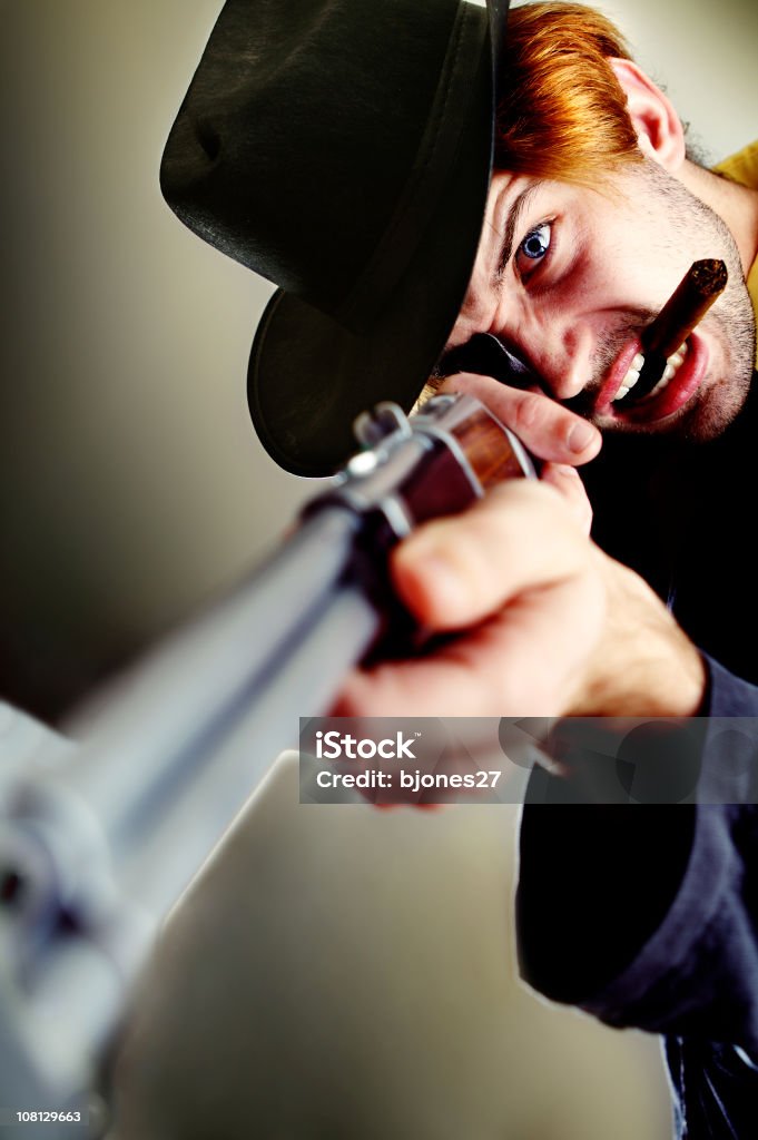 Cowboy Man Holding Rifle y fumar habanos - Foto de stock de Actitud libre de derechos
