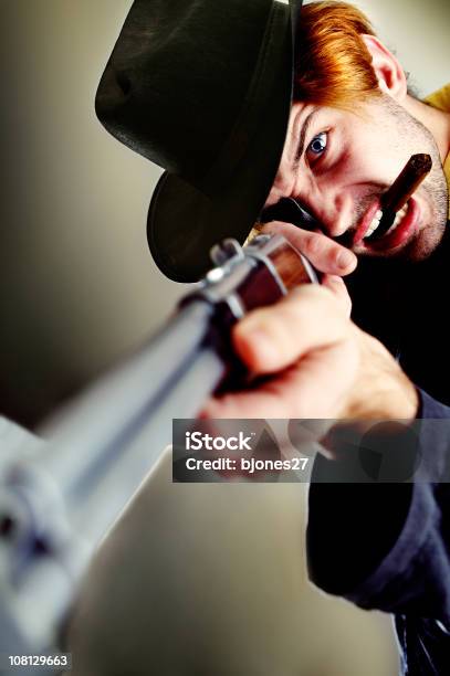 Cowboy Man Holding Rifle Y Fumar Habanos Foto de stock y más banco de imágenes de Actitud - Actitud, Adulto, Adulto de mediana edad