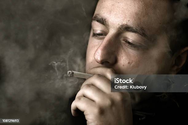 Photo libre de droit de 3 Fumeur banque d'images et plus d'images libres de droit de Adulte - Adulte, Cendre, Cigarette