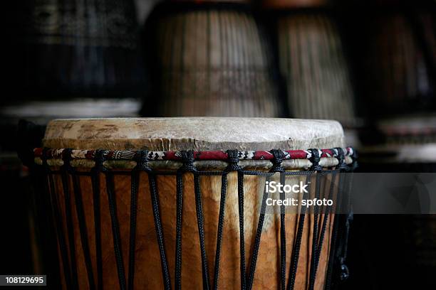 Djembe - Fotografie stock e altre immagini di Djembe - Djembe, Sul bordo, Tamburi e batterie