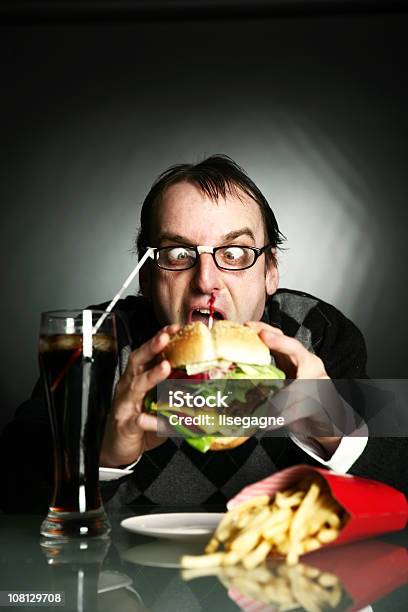 Foto de Homem Comendo Big Burger e mais fotos de stock de Adulto - Adulto, Adulto de idade mediana, Alface