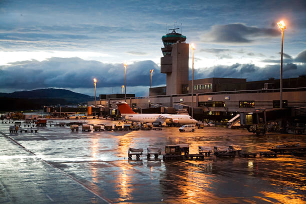 pioggia alla sera presso il terminal dell'aeroporto e hangar - runway airport rain wet foto e immagini stock