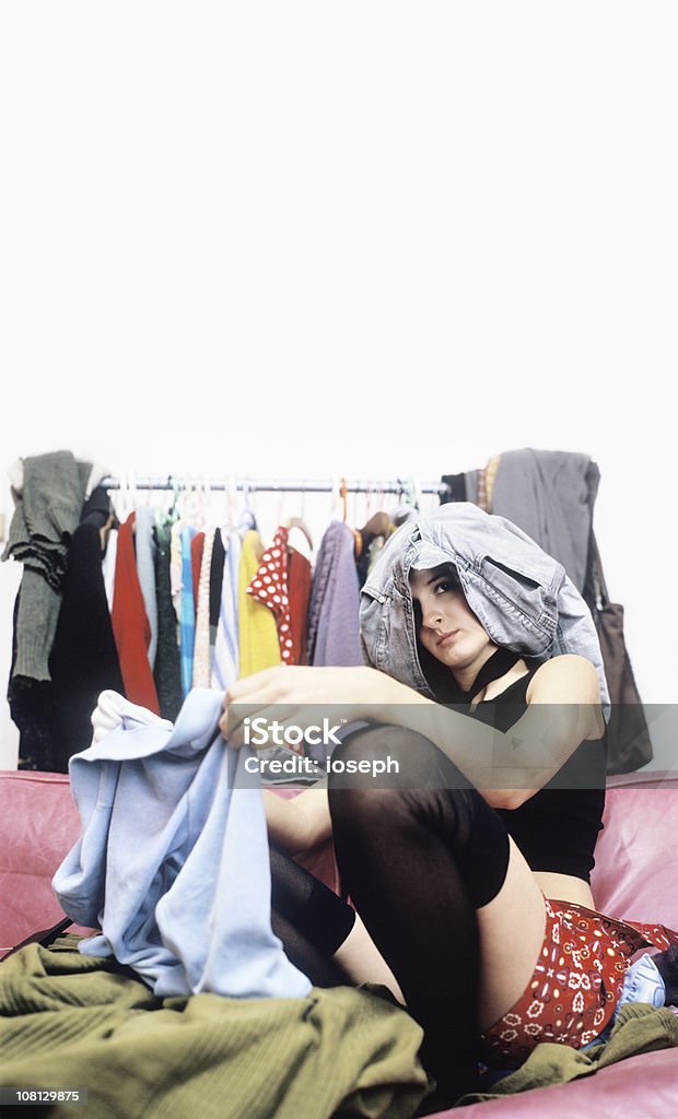 Jeune femme avec des vêtements dans le placard partout - Photo de Armoire à vêtements libre de droits