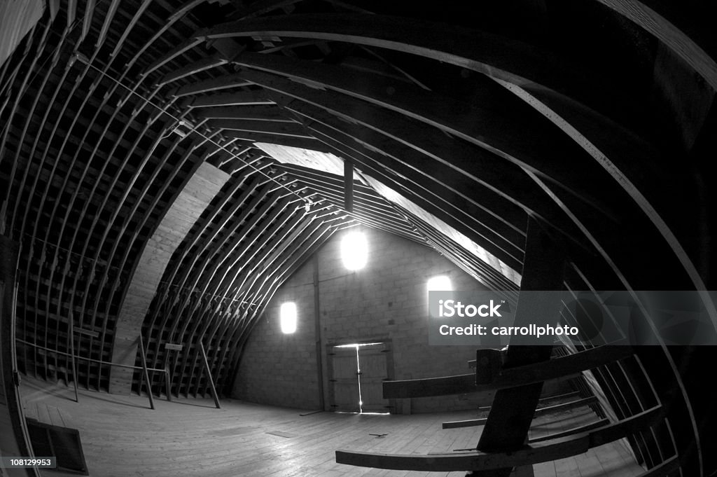 Grande angular de vista do Interior de um celeiro, preto e branco - Foto de stock de Abandonado royalty-free