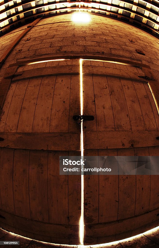 Light brille à travers des fissures dans deux grandes portes en bois - Photo de Architecture libre de droits