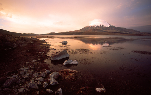 Parinacota 火山、ミラー加工の夕暮れの湖の眺め、 - ストックフォト・写真素材...