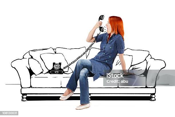 Cartoon Junge Frau Sitzend Auf Couch Und Mit Schreien In Telefon Stockfoto und mehr Bilder von Weißer Hintergrund