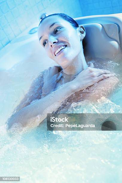 Jovem Mulher Relaxante No Spa Soaker Banheira - Fotografias de stock e mais imagens de Banheira - Banheira, Azul, Beleza