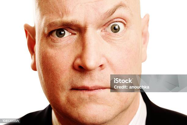 Nahaufnahme Von Mann Raising Einer Augenbrauen Auf Weißem Hintergrund Stockfoto und mehr Bilder von Augenbraue hochziehen
