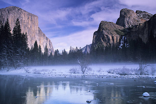 las puertas del valle en invierno en parque nacional de yosemite - yosemite national park winter waterfall california fotografías e imágenes de stock