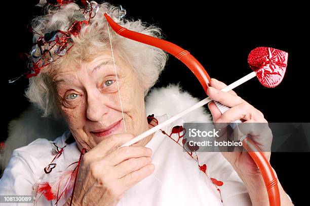 Senior Mulher Vestida Como Cupido Com Arco E Flecha - Fotografias de stock e mais imagens de Dia dos Namorados