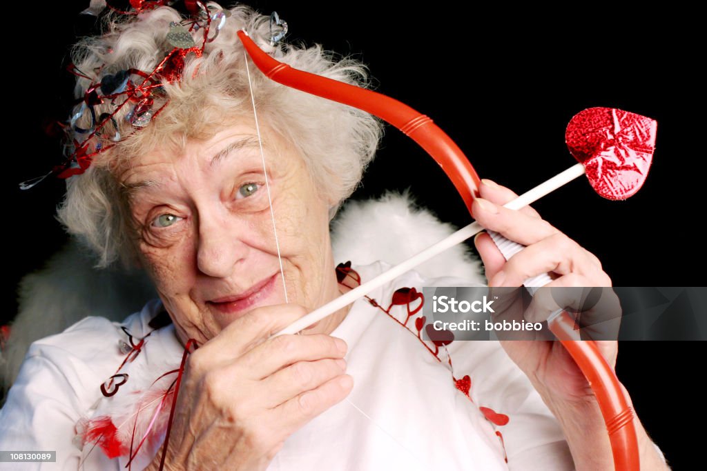Старший женщина, одет как амур с лук и стрелка - Стоковые фото День святого Валентина роялти-фри