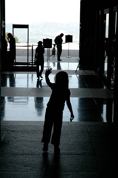 acenando olá e adeus - separation airport child waving imagens e fotografias de stock