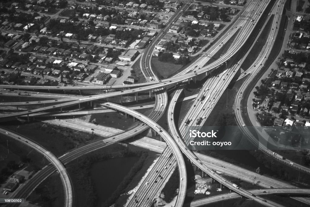 Fotografía aérea de una autopista intersección - Foto de stock de Camino de entrada libre de derechos