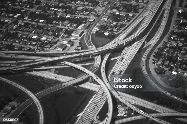 Fotografía Aérea De Una Autopista Intersección Foto de stock y más banco de imágenes de Camino de entrada - Camino de entrada, Coche, EE.UU.