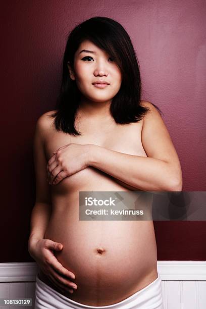 Молодая Азиатская Женщина Показывая Беременная Живот — стоковые фотографии и другие картинки Беременная
