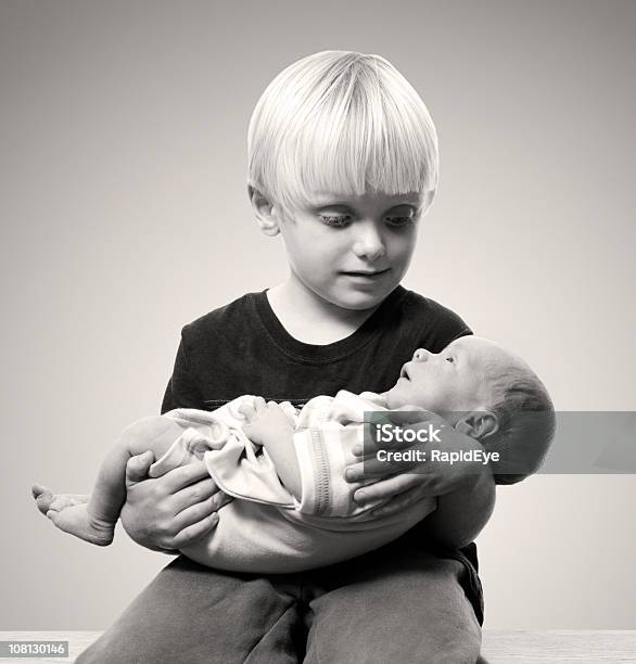 Kleinkind Mit Neugeborenen Schwester Stockfoto und mehr Bilder von 2-3 Jahre - 2-3 Jahre, Altersunterschied, Anfang