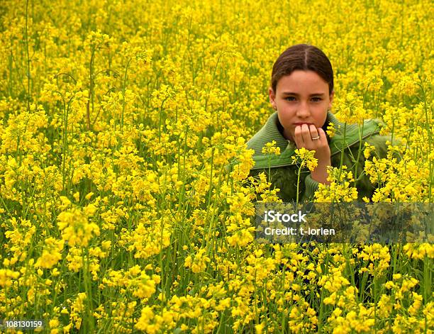 Cortesía Foto de stock y más banco de imágenes de Adolescente - Adolescente, Aire libre, Amarillo - Color