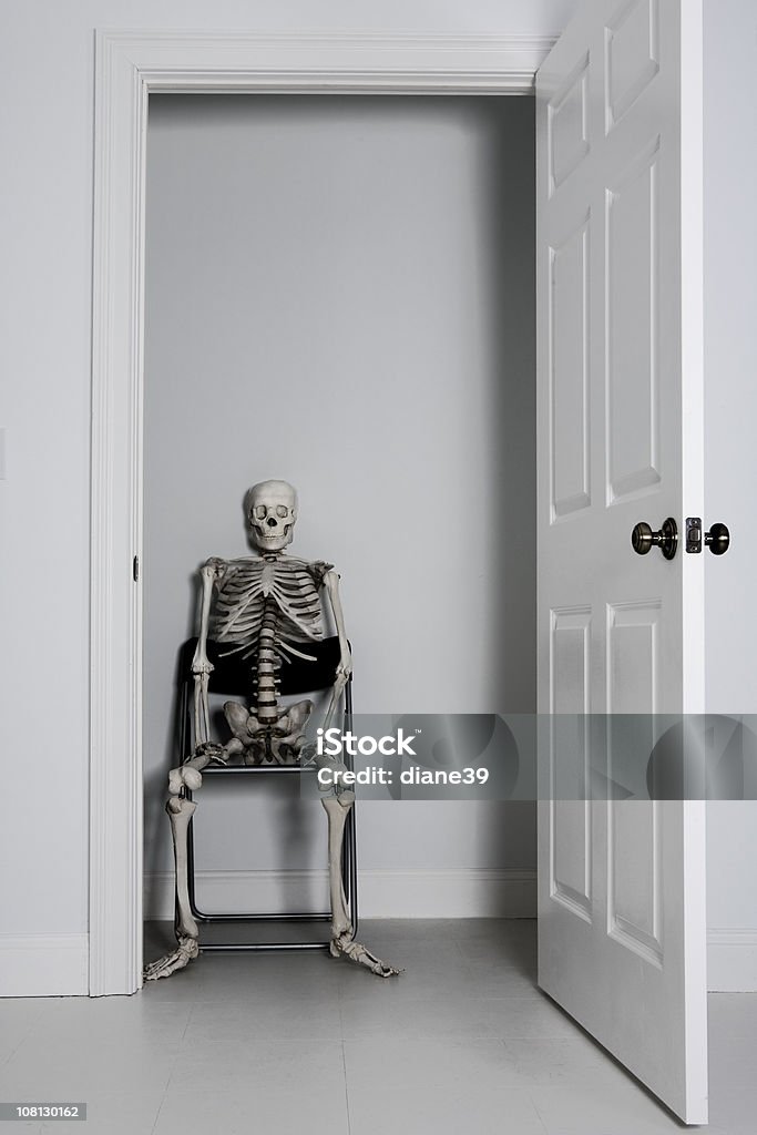 Skelett sitzt in leere Wandschrank - Lizenzfrei Menschliches Skelett Stock-Foto