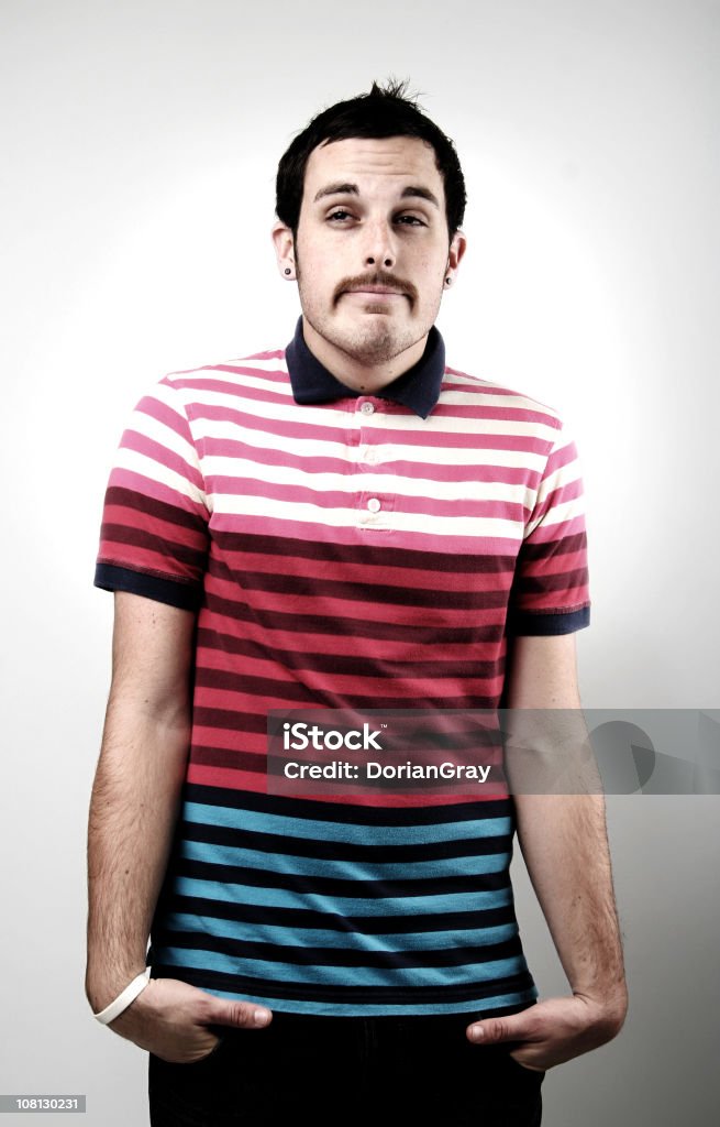 Retrato de jovem homem com bigode e Camisa às riscas - Foto de stock de 20-24 Anos royalty-free