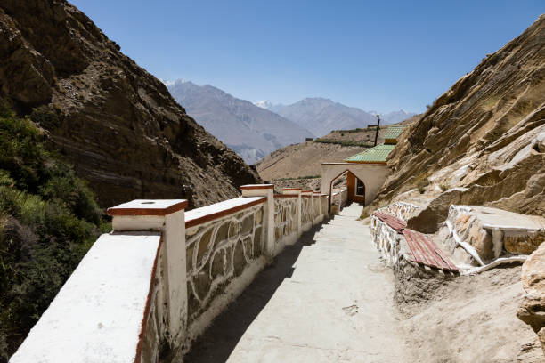 balneário de bibi fatima hot springs perto de vrang no vale de wakhan no tajiquistão - pamirs - fotografias e filmes do acervo