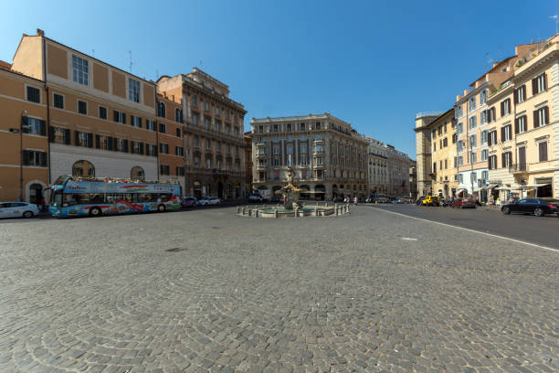 niesamowity widok na fontannę trytona na piazza barberini w rzymie, włochy - barberini zdjęcia i obrazy z banku zdjęć